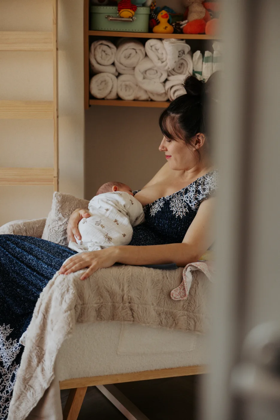 Maman allaitant son nouveau-né, accompagnée par Marine Eloy